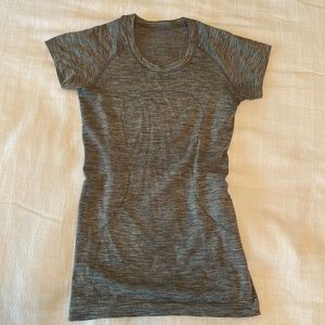 lululemon grey short sleeve, beautiful condition, size 4